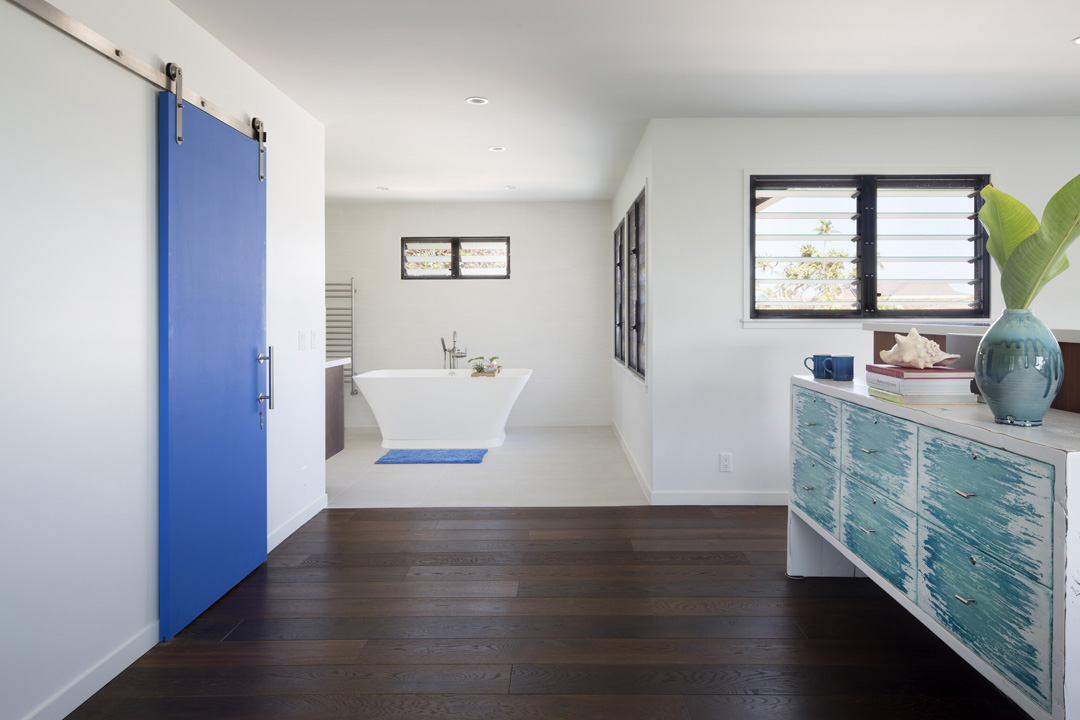 Large open plan bedroom and ensuite with breezway louvres