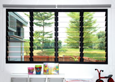 Uninterrupted views to the outside through Breezway louvres