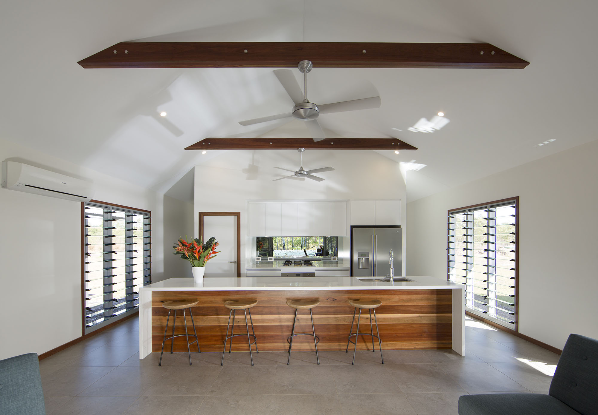 Melalueca_House_Ventilated_Kitchen_Dining_Area_with_Breezway_Louvres