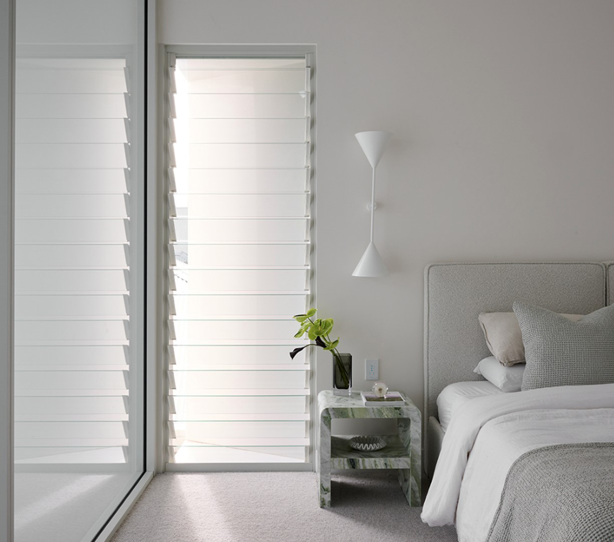 Powerlouvre System with the Apptivate Advance Control Unit in the bedroom